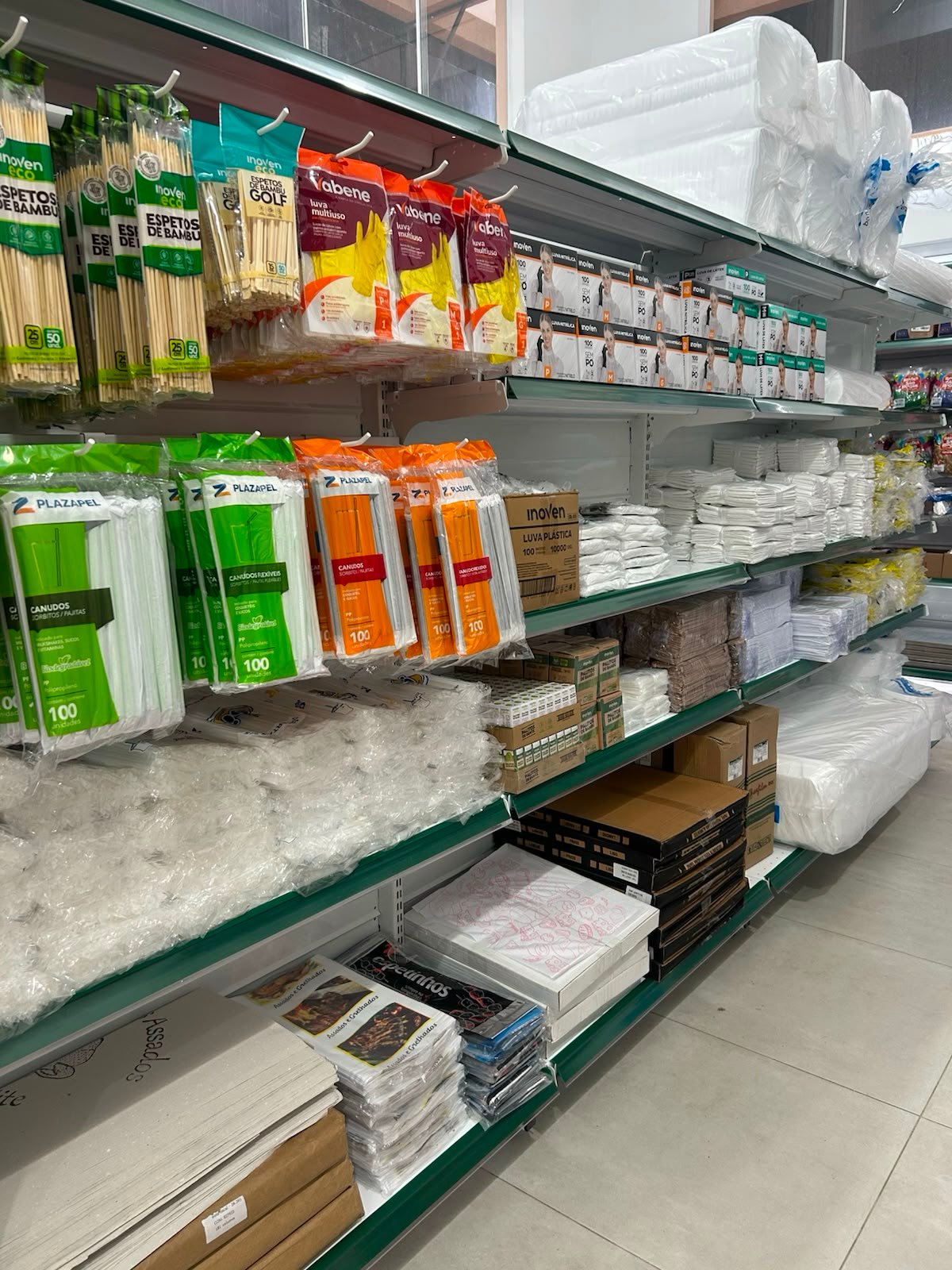 Prateleira com descartáveis e itens para atendimento