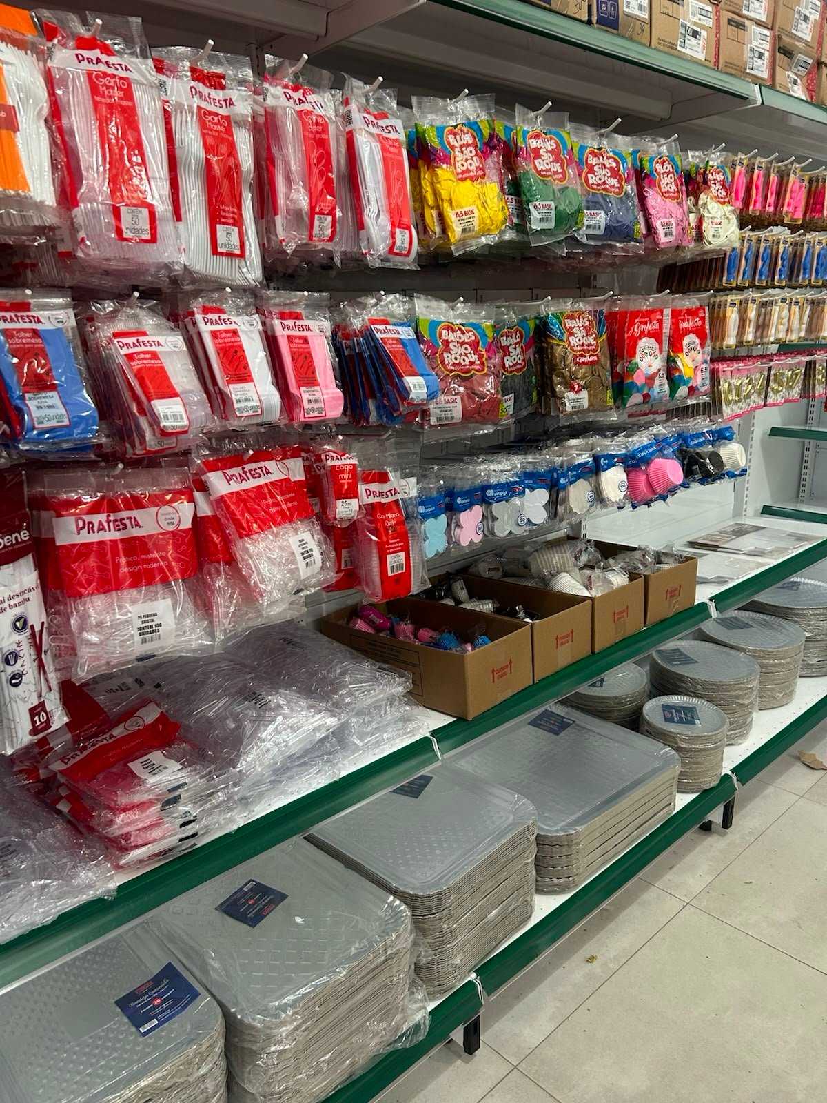 Copos, pratos, talheres e artigos para festas na Prime Pack em Itapoá